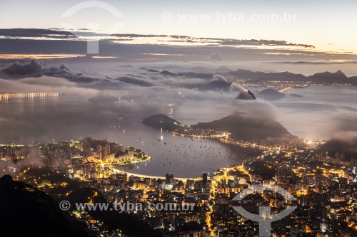 Vista do Pão de Açúcar e da Enseada de Botafogo a partir do mirante do Cristo Redentor durante o amanhecer  - Rio de Janeiro - Rio de Janeiro (RJ) - Brasil