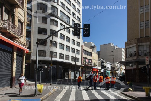 Rua 25 de Março com as lojas fechadas devido a quarentena imposta pelo Covid-19 - São Paulo - São Paulo (SP) - Brasil