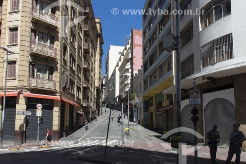 Rua 25 de Março com as lojas fechadas devido a quarentena imposta pelo Covid-19 - São Paulo - São Paulo (SP) - Brasil