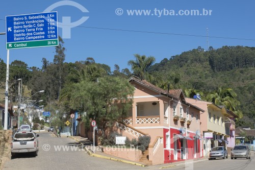 Sobrado comercial e placa de sinalização dos bairros - Gonçalves - Minas Gerais (MG) - Brasil