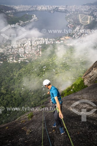 Alpinista durante a escalada no Morro do Corcovado - Lagoa Rodrigo de Freitas ao fundo - Rio de Janeiro - Rio de Janeiro (RJ) - Brasil