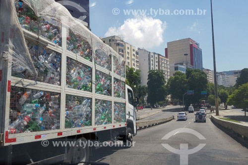 Caminhão de coleta de garrafas PET para reciclagem - Rio de Janeiro - Rio de Janeiro (RJ) - Brasil