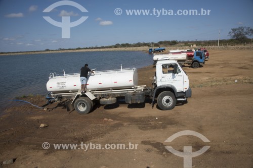 Caminhões pipa sendo carregados de água no Reservatório Barreiro da transposição do Rio São Francisco para abastecer as comunidades das áreas rurais - Sertânia - Pernambuco (PE) - Brasil