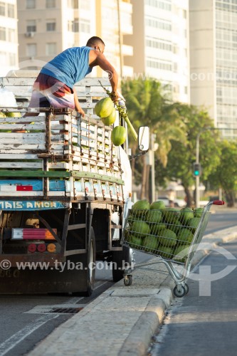 Caminhão distribuindo coco nos quiosques da Avenida Atlântica - Rio de Janeiro - Rio de Janeiro (RJ) - Brasil
