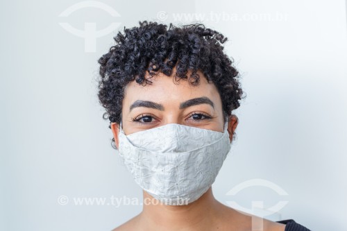 Jovem mulher posa com máscara de proteção contra a Covid-19 - Guarani - Minas Gerais (MG) - Brasil