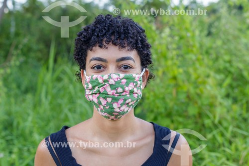 Jovem mulher posa com máscara de proteção contra a Covid-19 - Guarani - Minas Gerais (MG) - Brasil