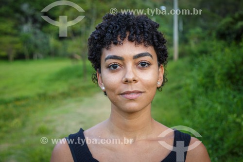 Jovem mulher posa para fotografia - Guarani - Minas Gerais (MG) - Brasil