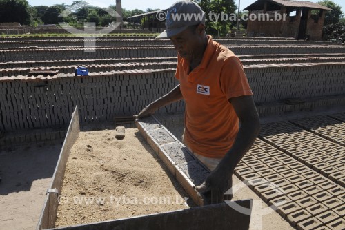 Homem produzindo manualmente tijolos em olaria - José Bonifácio - São Paulo (SP) - Brasil