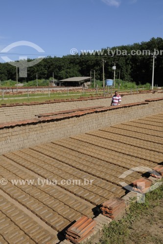 Proprietário checando a produção de tijolos em olaria - José Bonifácio - São Paulo (SP) - Brasil