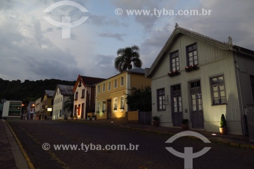 Casas em estilo colonial italiano no entorno da Praça Garibaldi - Antônio Prado - Rio Grande do Sul (RS) - Brasil