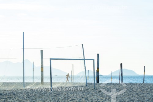 Homem correndo e equipamentos para prática esportiva na Praia de Copacabana - Rio de Janeiro - Rio de Janeiro (RJ) - Brasil