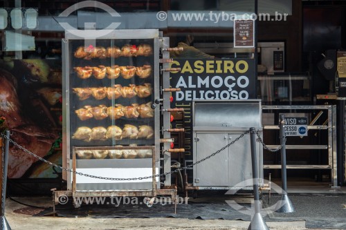 Frango assado à venda em padaria - Assado em assadeira à gás - Rio de Janeiro - Rio de Janeiro (RJ) - Brasil