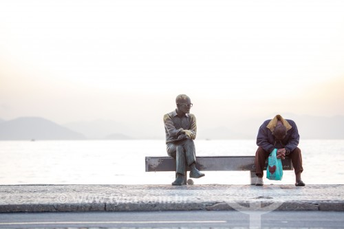Morador de rua sentado no banco ao lado da estátua do poeta Carlos Drummond de Andrade - Rio de Janeiro - Rio de Janeiro (RJ) - Brasil