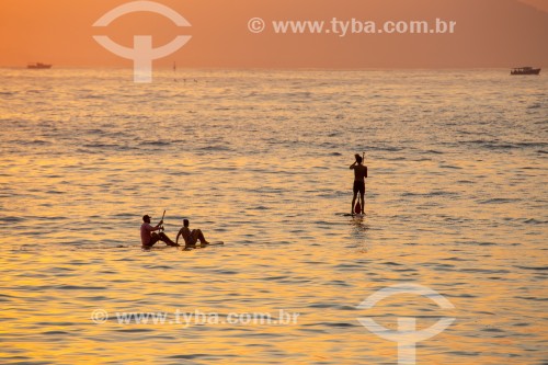 Praticantes de Stand up paddle no posto 6 da Praia de Copacabana  - Rio de Janeiro - Rio de Janeiro (RJ) - Brasil