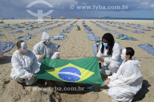 ONG Rio de Paz realiza manifestação na Praia de Copacabana pelas 400 mil mortes de Covid 19 no Brasil - Rio de Janeiro - Rio de Janeiro (RJ) - Brasil