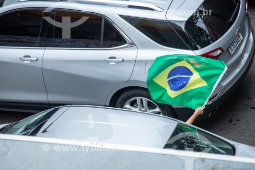 Manifestantes pró governo do Presidente Jair Messias Bolsonaro com bandeiras do Brasil no carro - Feriado do Dia do Trabalho - Rio de Janeiro - Rio de Janeiro (RJ) - Brasil