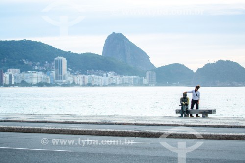 Mulher fazando carinho na estátua do poeta Carlos Drummond de Andrade na Praia de Copacabana - Rio de Janeiro - Rio de Janeiro (RJ) - Brasil