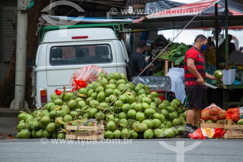 Banca de venda de coco em feira na Rua Rainha Elizabeth - Rio de Janeiro - Rio de Janeiro (RJ) - Brasil