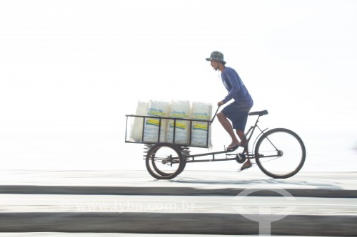 Transporte de gelo em triciclo na ciclovia da Praia de Copacabana - Rio de Janeiro - Rio de Janeiro (RJ) - Brasil