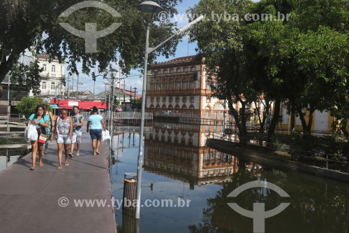 Pedestres em passarelas improvisadas no centro histórico de Manaus  durante a maior cheia do Rio Negro desde o início dos registros em 1902 - Manaus - Amazonas (AM) - Brasil