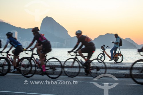 Ciclistas na Avenida Atlântica ao nascer do sol - Pão de Açúcar ao fundo - Rio de Janeiro - Rio de Janeiro (RJ) - Brasil