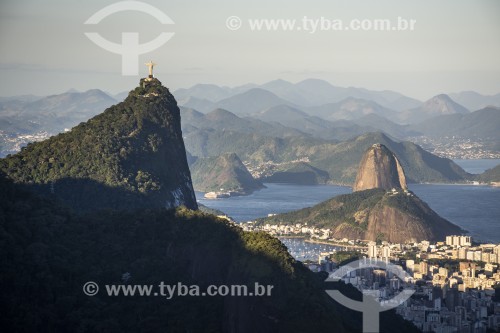 Vista geral a partir da trilha do Morro do Queimado com o Cristo Redentor e o Pão de Açúcar ao fundo  - Rio de Janeiro - Rio de Janeiro (RJ) - Brasil