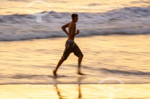 Homem correndo na areia da Praia de  Copacabana  - Posto 6 - Rio de Janeiro - Rio de Janeiro (RJ) - Brasil