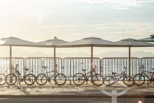 Bicicletas estacionadas em quiosques da Praia de Copacabana - Posto 6  - Rio de Janeiro - Rio de Janeiro (RJ) - Brasil