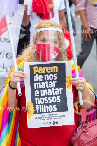 Manifestante segurando cartaz onde se lê (Parem de nos matar e matar nossos filhos) - Manifestação em oposição ao governo do presidente Jair Messias Bolsonaro - Rio de Janeiro - Rio de Janeiro (RJ) - Brasil