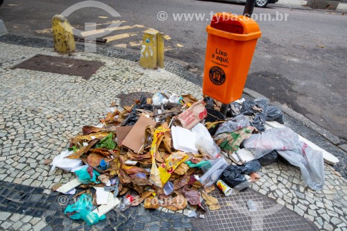 Lixo na calçada ao lado de lata de lixo da Comlurb na Rua Bolívar - Rio de Janeiro - Rio de Janeiro (RJ) - Brasil