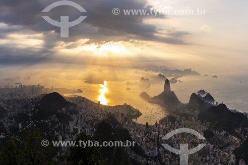 Vista do Pão de Açúcar e da Enseada de Botafogo a partir do mirante do Cristo Redentor durante o amanhecer  - Rio de Janeiro - Rio de Janeiro (RJ) - Brasil