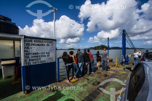 Balsa fazendo a travessia Vila da Glória-São Francisco do Sul - Baía da Babitonga - São Francisco do Sul - Santa Catarina (SC) - Brasil