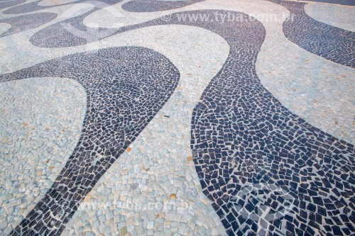 Pedras portuguesas com desenho tradicional de ondas no calçadão de Copacabana - Rio de Janeiro - Rio de Janeiro (RJ) - Brasil