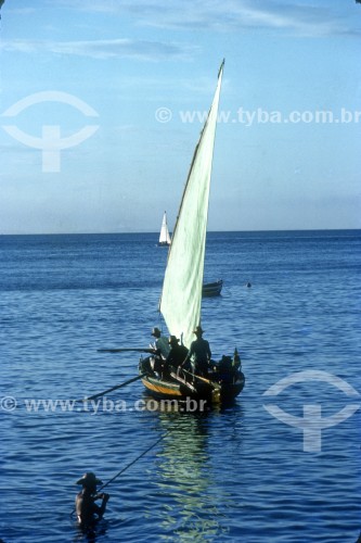 Jangada entrando no mar - Anos 80 - Salvador - Bahia (BA) - Brasil