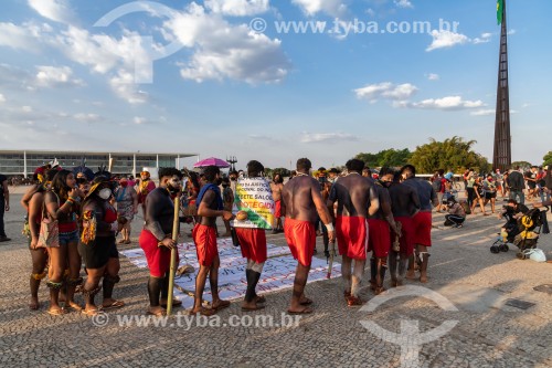 Grupos indígenas de várias etnias acampam em Brasí­lia promovendo marchas na Esplanada dos Ministérios até a Praça dos Três Poderes onde protestam contra a tese do marco temporal, em processo no Supremo Tribunal Federal (STF) - Brasília - Distrito Federal (DF) - Brasil