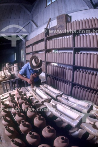 Fabricação de garrafas de barro - Anos 80 - Florianópolis - Santa Catarina (SC) - Brasil