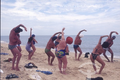 Aula de alongamento na Praia de Ipanema - Anos 90 - Rio de Janeiro - Rio de Janeiro (RJ) - Brasil