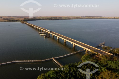 Foto feita com drone de Ponte sobre o Rio Tietê na Rodovia Assis Chateaubriand - SP-425 - Barbosa - São Paulo (SP) - Brasil