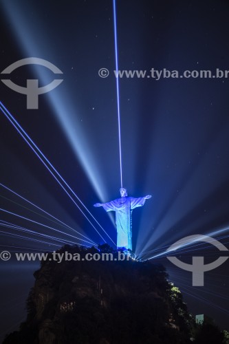 Detalhe da estátua do Cristo Redentor (1931) durante a noite com iluminação especial - Rio de Janeiro - Rio de Janeiro (RJ) - Brasil