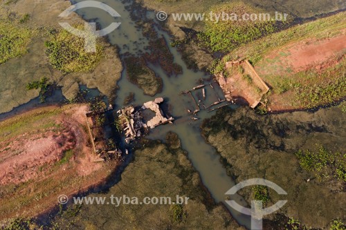 Foto feita com drone de antiga estrada de terra e da antiga ponte que reapareceram após 40 anos submersas no Ribeirão Pádua Diniz que é um braço do reservatório de água da usina hidrelétrica de Água Vermelha - Indiaporã - São Paulo (SP) - Brasil