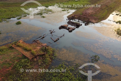 Foto feita com drone de antiga estrada de terra e da antiga ponte que reapareceram após 40 anos submersas no Ribeirão Pádua Diniz que é um braço do reservatório de água da usina hidrelétrica de Água Vermelha - Indiaporã - São Paulo (SP) - Brasil