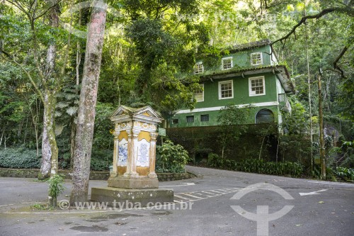 Monumento ao Barão de Taunay no Parque Nacional da Tijuca com casarão antigo ao fundo - Rio de Janeiro - Rio de Janeiro (RJ) - Brasil