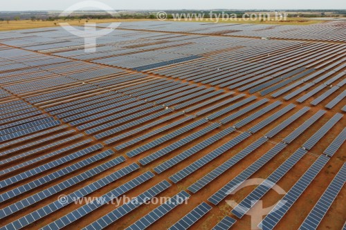 Foto feita com drone de painéis solares fotovoltaicos em Usina Solar  - Ouroeste - São Paulo (SP) - Brasil