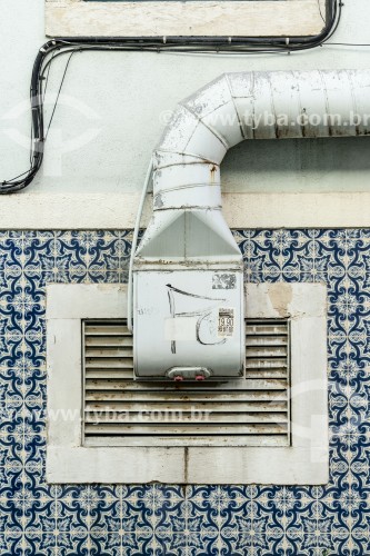 Exaustor industrial em parede com azulejos - Lisboa - Distrito de Lisboa - Portugal