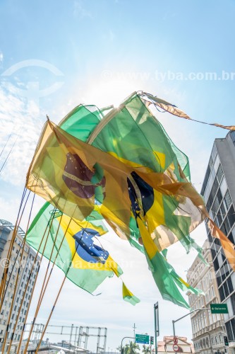 Bandeiras do Brasil esfarrapadas durante manifestação em oposição ao governo do presidente Jair Messias Bolsonaro - Rio de Janeiro - Rio de Janeiro (RJ) - Brasil