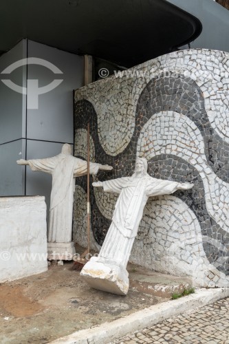 Pequenas réplicas da estátua do Cristo Redentor e parede de pedras portuguesas em posto de gasolina com desenho tradicional de ondas do calçadão de Copacabana - Rio de Janeiro - Rio de Janeiro (RJ) - Brasil