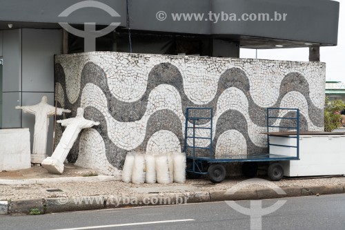 Pequenas réplicas da estátua do Cristo Redentor e parede de pedras portuguesas em posto de gasolina com desenho tradicional de ondas do calçadão de Copacabana - Rio de Janeiro - Rio de Janeiro (RJ) - Brasil