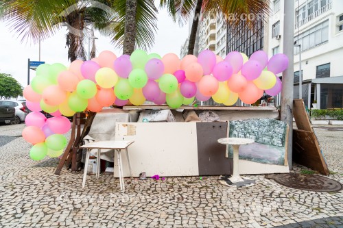 Abrigo improvisado por moradores de rua na Avenida Atlântica - Rio de Janeiro - Rio de Janeiro (RJ) - Brasil