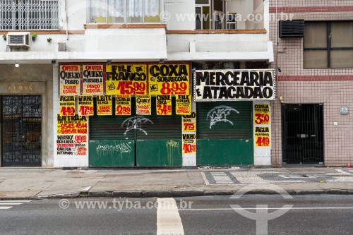 Cartazes promocionais de produtos de mercearia na Avenida Nossa Senhora de Copacabana - Rio de Janeiro - Rio de Janeiro (RJ) - Brasil