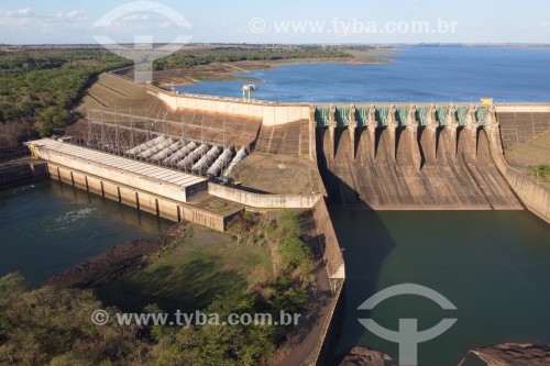 Usina hidrelétrica de Marimbondo no Rio Grande com o nível de água bastante baixo, entre os municípios de Fronteira (MG) e Icém (SP) - Icém - São Paulo (SP) - Brasil